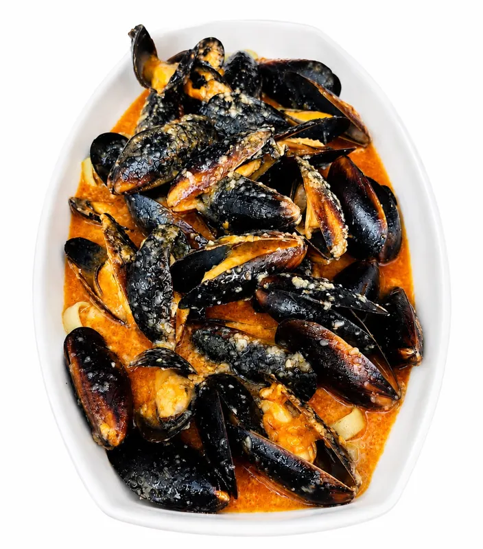 Mussels alla buzara with green tagliatelle